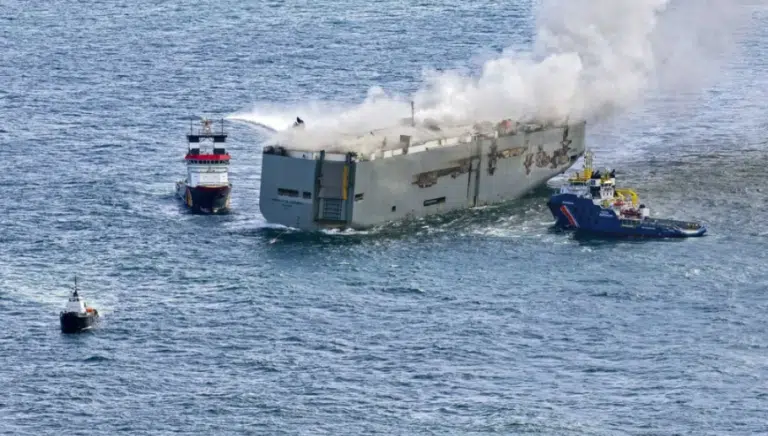 Netherlands: Fremantle Highway ship with electric cars on fire near shore