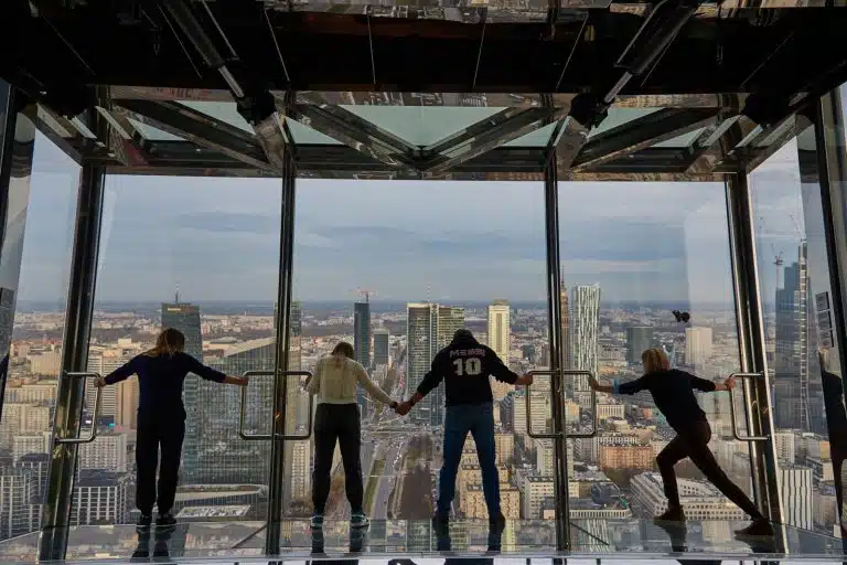 In Warschau is er een observatiedek met een ongewone glazen vloer – Warsaw UNIT